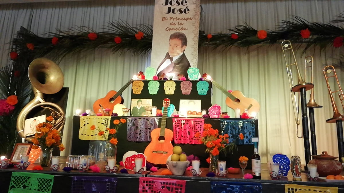 Montan altar en honor a José José en la casa de la cultura de Tampico