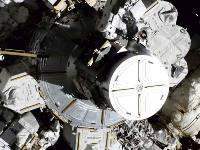 Realizan primera caminata espacial exclusivamente de mujeres