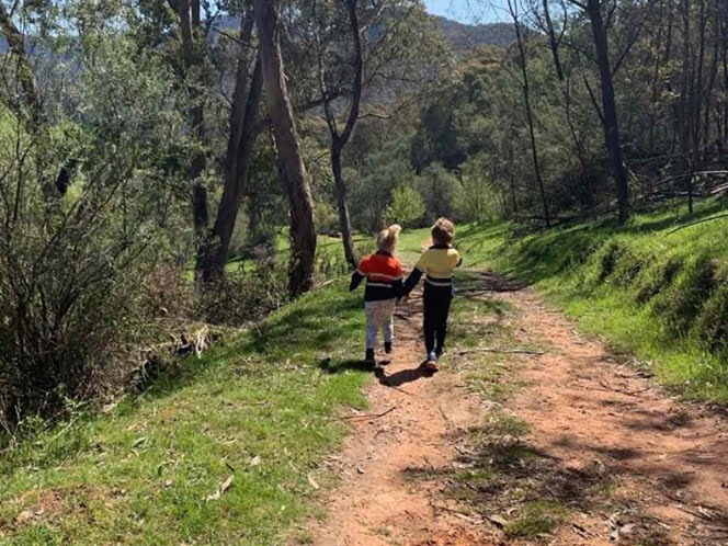 Mamá fotografía a sus hijos sin darse cuenta que estaban en grave peligro