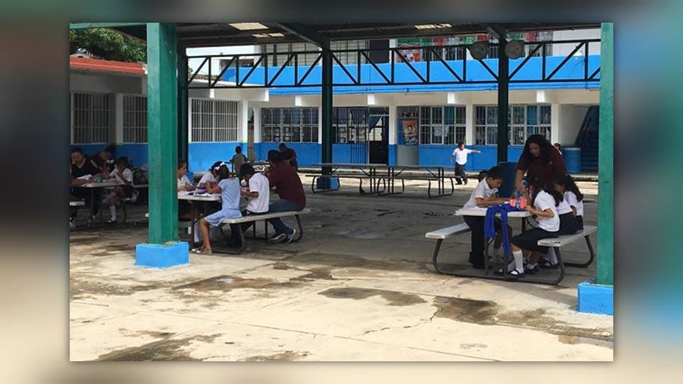 Siguen recibiendo clases en la intemperie alumnos de primaria en Tampico