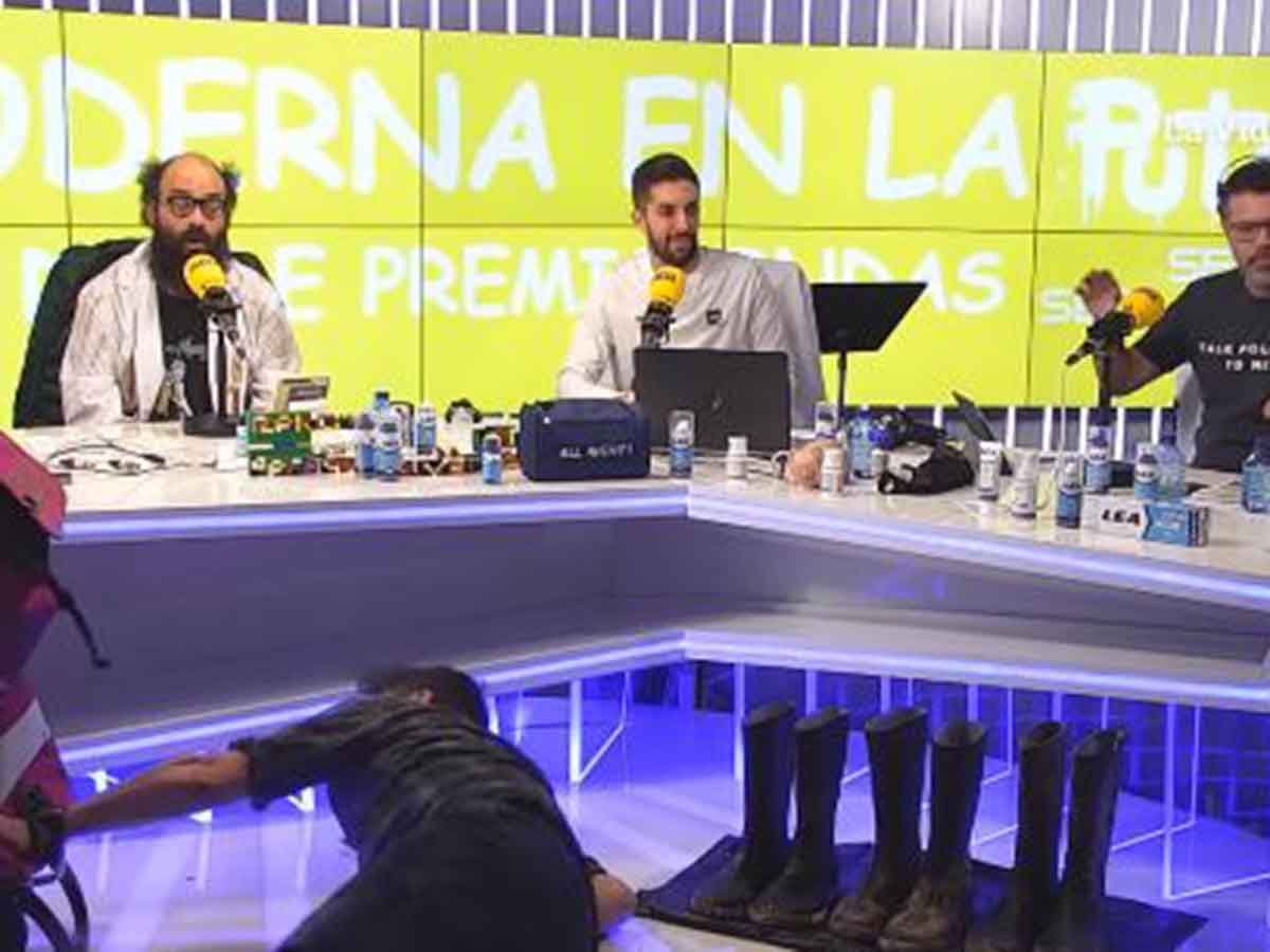 Borracho interrumpe programa de radio y sufre accidente en vivo