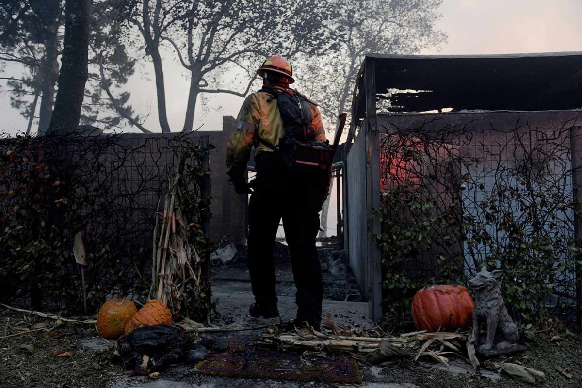 Así arde California sin control y con el clima en contra