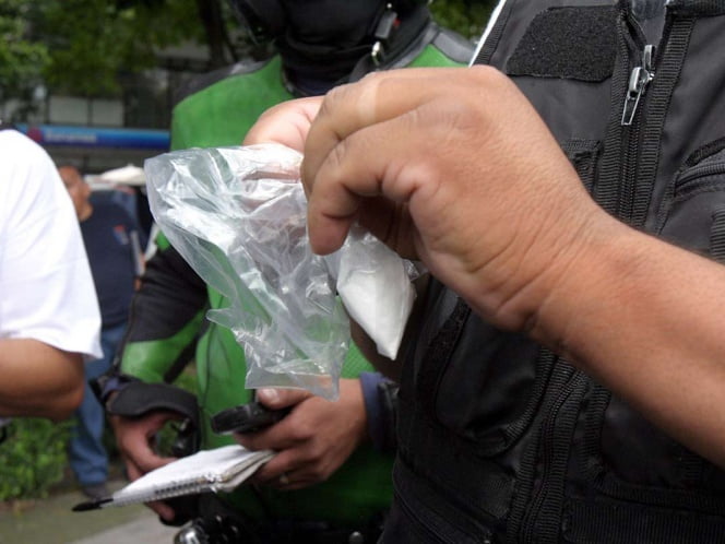 Encuentran durante cateo 54 bolsas con droga en Iztacalco