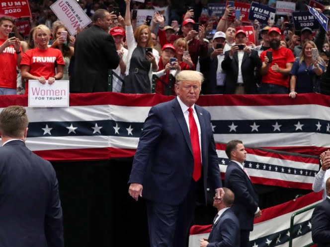Detienen a hombre armado y con químicos afuera de mitin de Trump