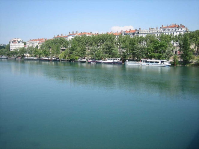 Descubren sustancias cancerígenas en río de Francia