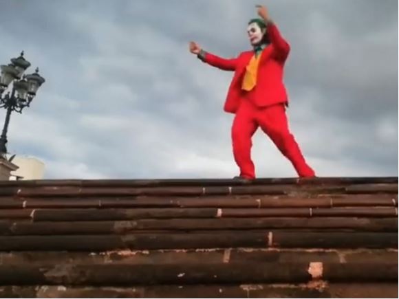 Fan de Joker baila como él en la Macroplaza y se viraliza