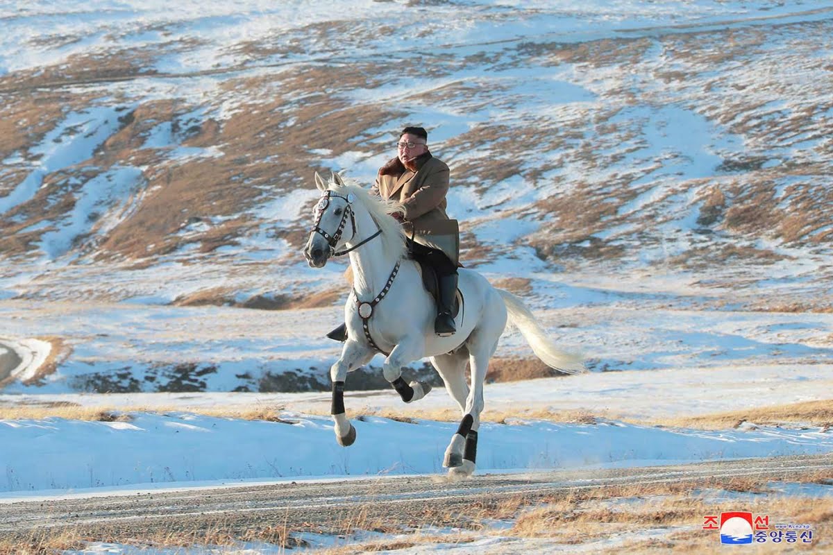 Cabalga Kim en monte sagrado; presagian ‘aviso importante’