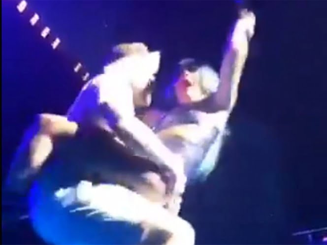 Lady Gaga se da un golpazo al caer del escenario