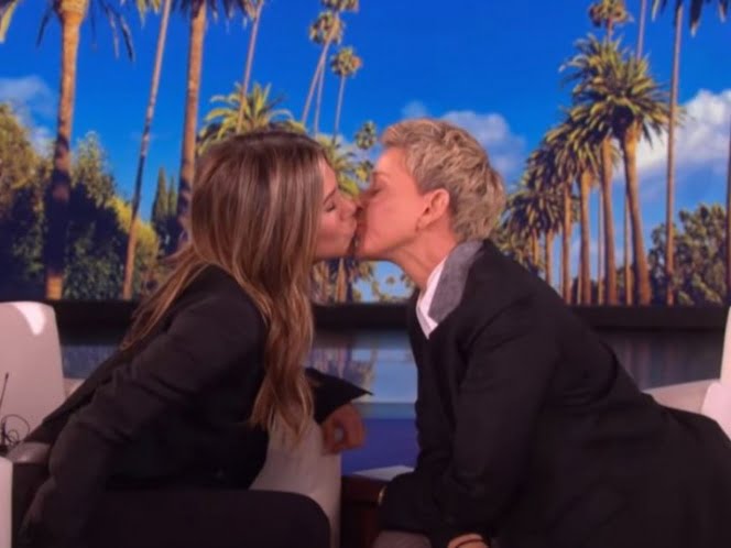 Entre broma y broma Ellen DeGeneres besa a Jennifer Aniston