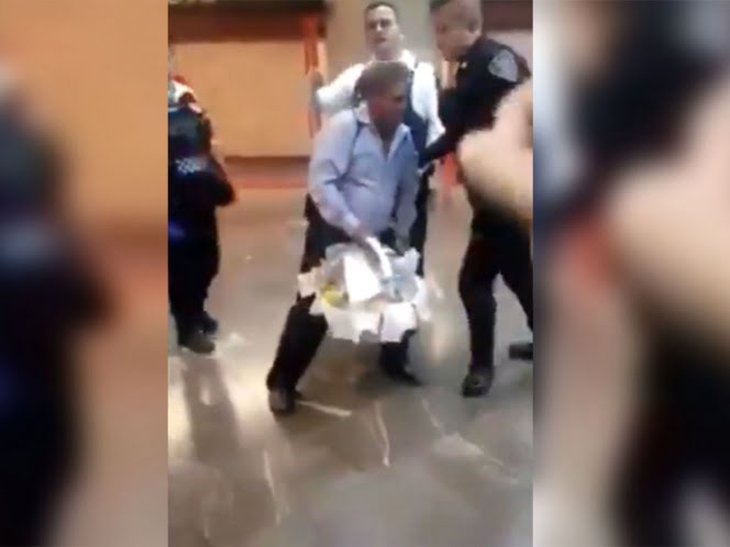 Policías ‘le echan montón’ a vendedor de dulces en el Metro