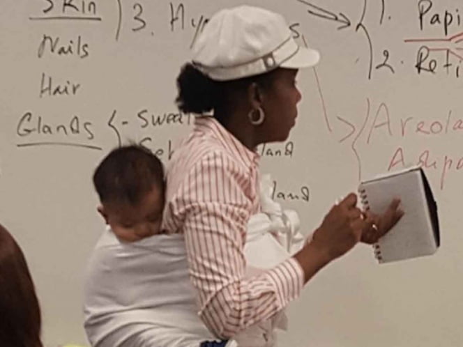 Maestra cargando a bebé de alumna se viraliza en redes