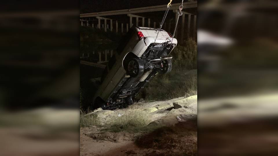 Se lanza con camioneta con droga al Río Bravo y huye de autoridades de E.U.