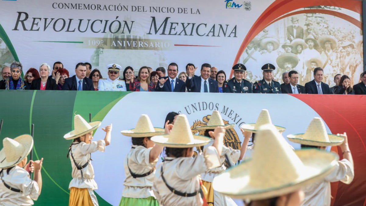 Encabezan desfile Alcalde y Gobernador ante miles de asistentes