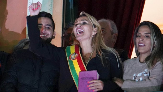 Presidenta interina llega a casa de gobierno en Bolivia