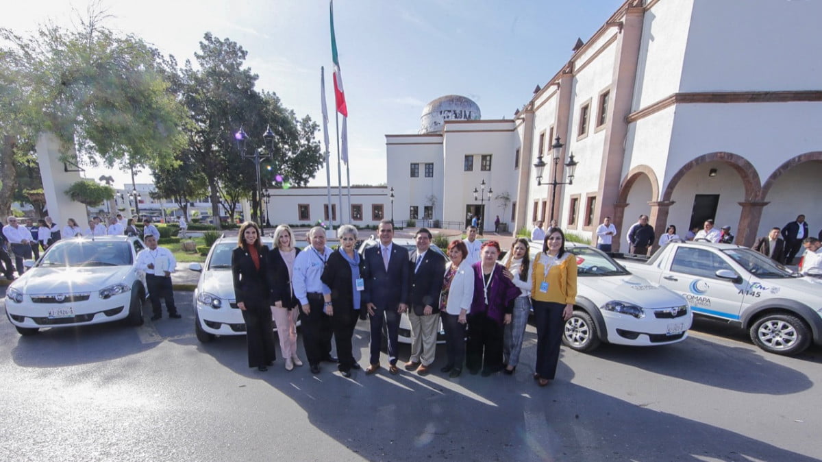 Entrega Enrique Rivas 5 unidades nuevas a COMAPA
