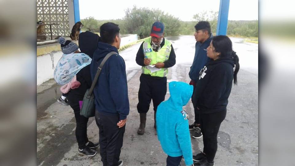 Familia ecuatoriana decide no cruzar Río Bravo por frío