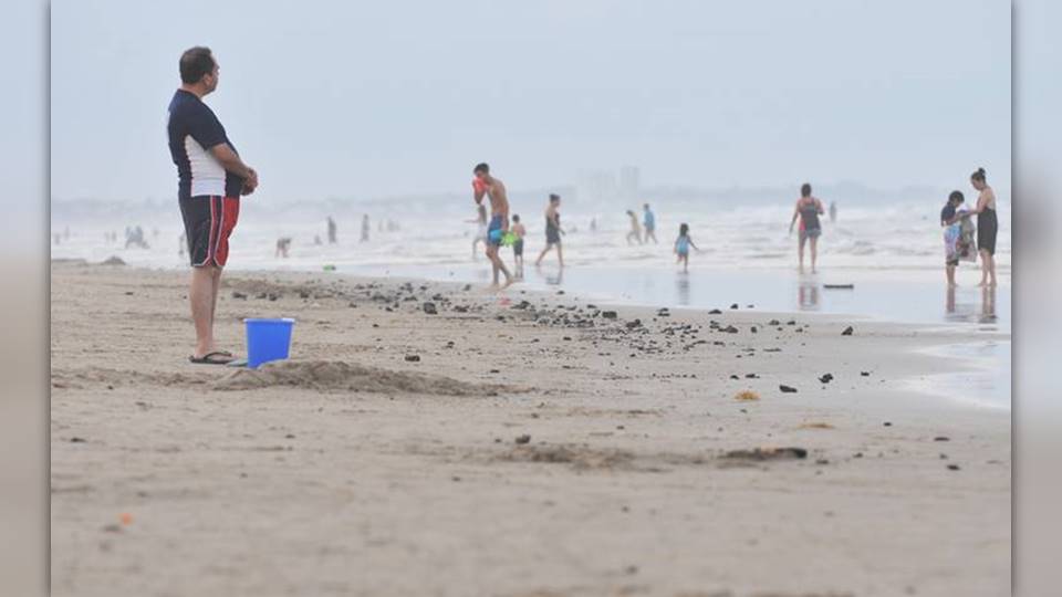 El mar expulsa piedras de chapopote en Tamaulipas