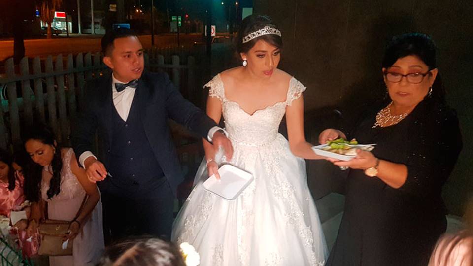 Recién casados comparten banquete en hospital de Tamaulipas