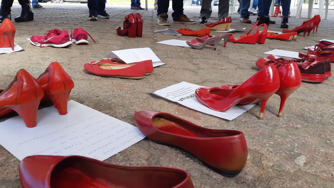 Llega a Cd. Madero movimiento de Zapatos Rojos para exigir freno a la violencia de género