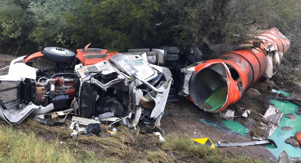 Dos hospitalizados tras volcar pipa con combustible en la Victoria-Matamoros