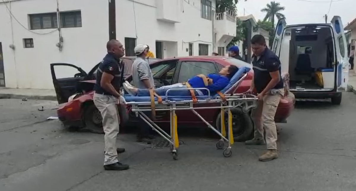 Embarazada resulta lesionada tras choque donde taxista se voló el alto