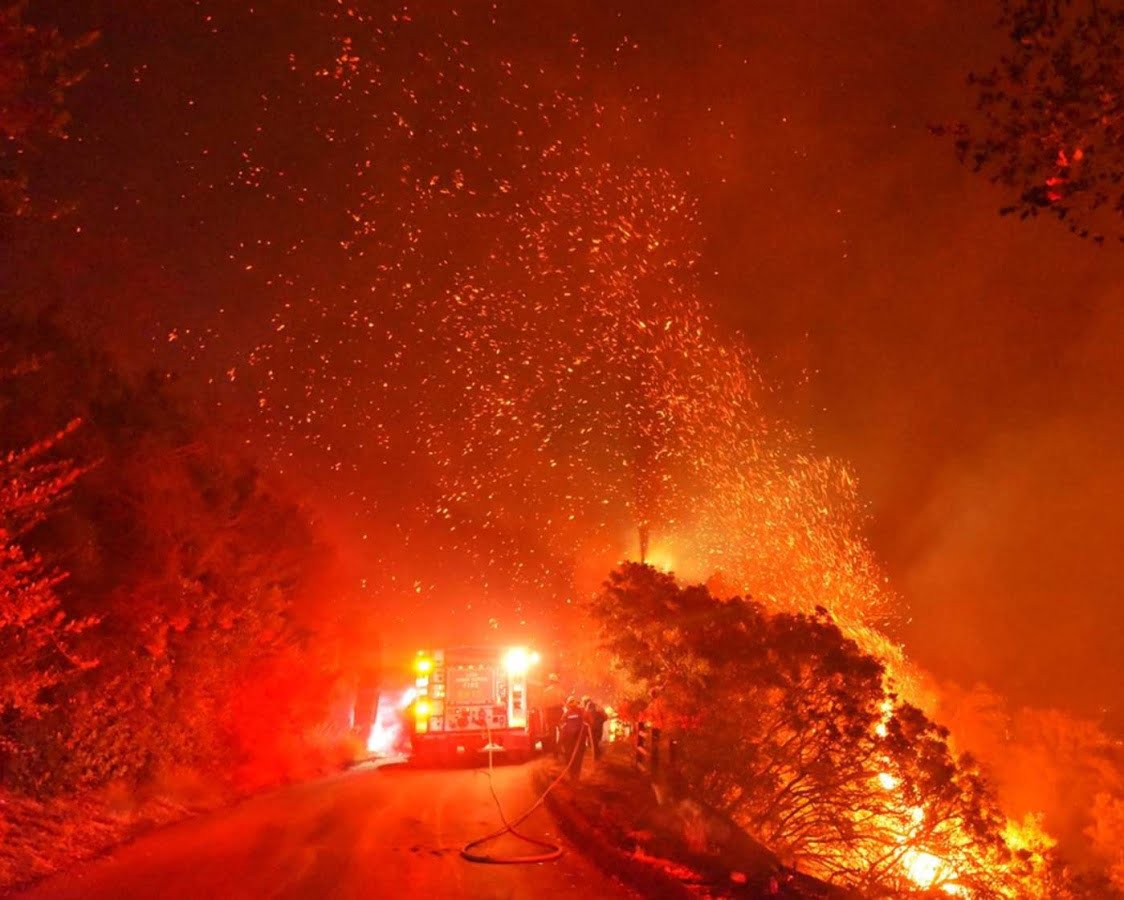 Desalojan a miles en California por nuevo incendio forestal