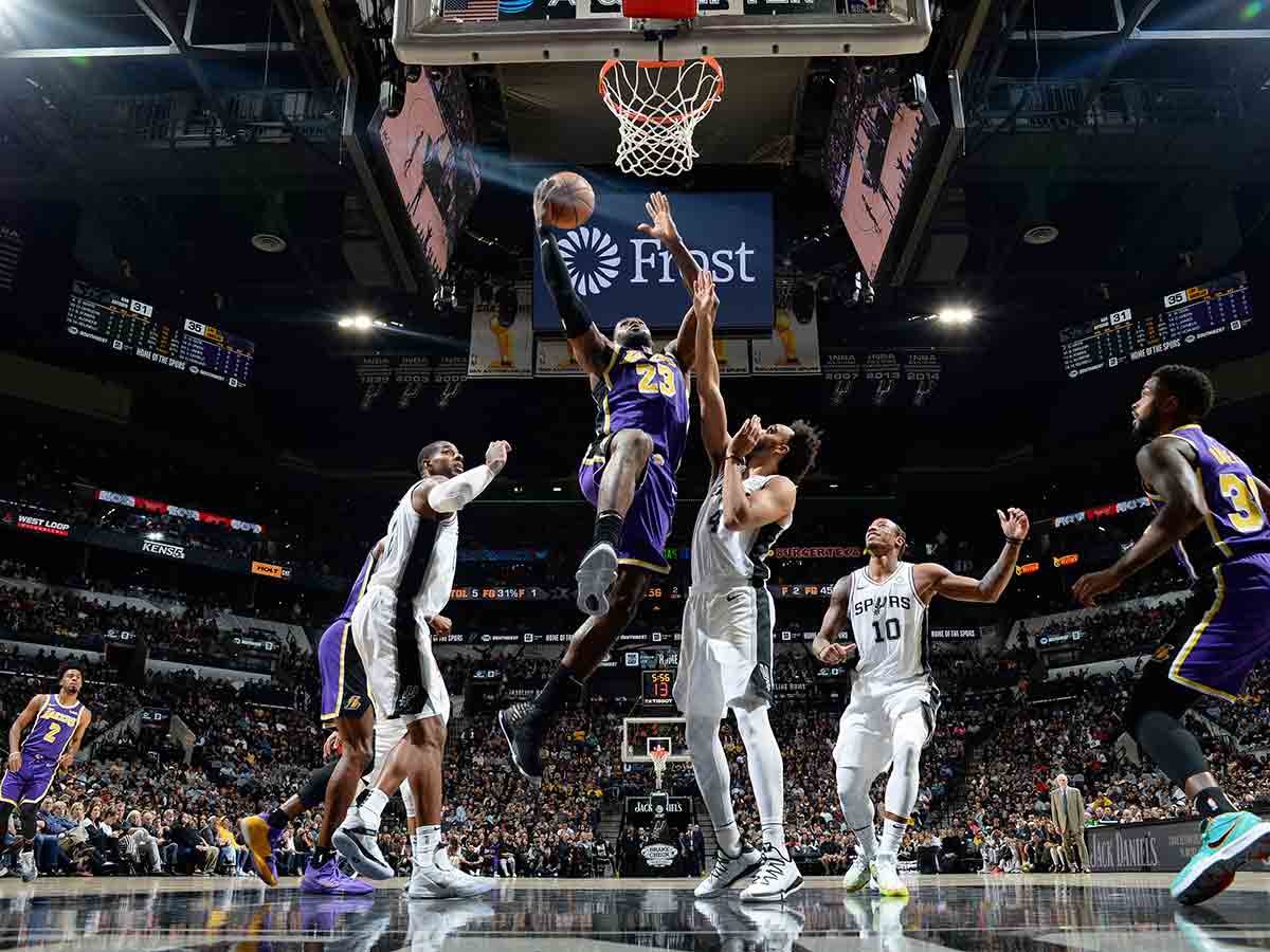 LeBron James tiene noche brillante ante San Antonio