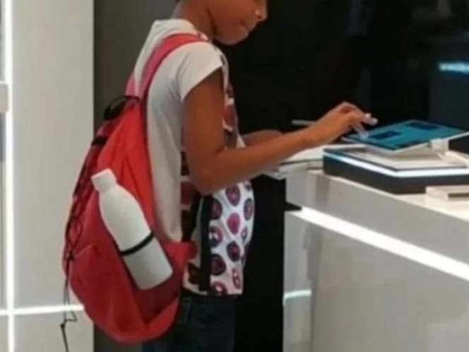 Para terminar su tarea, niño usa una tablet de exhibición