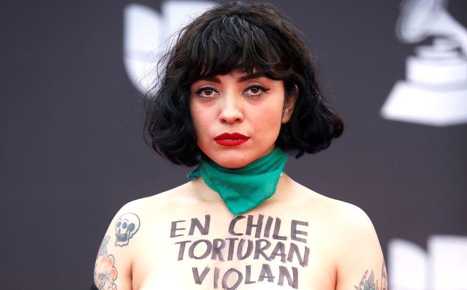Mon Laferte protesta en ‘topless’ por la violencia en Chile