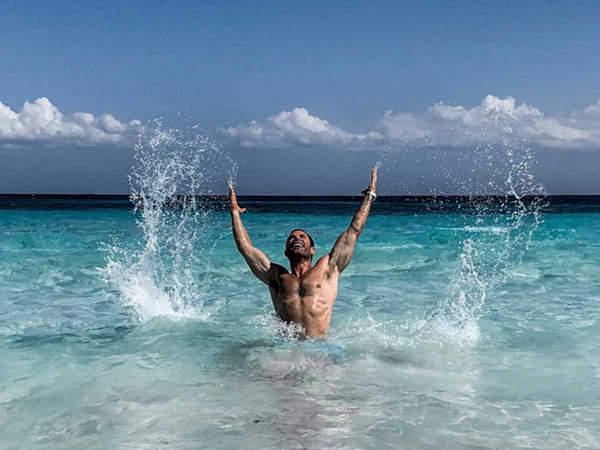 Sebastián Rulli incendia las redes con desnudo en la playa