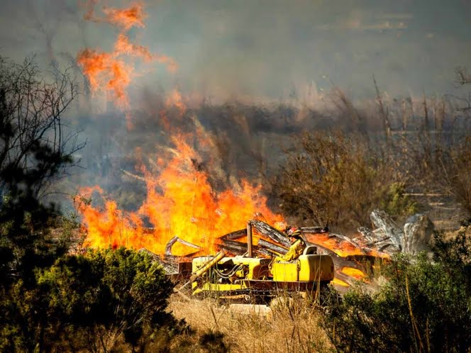Trump amenaza recortar fondos para incendios en California