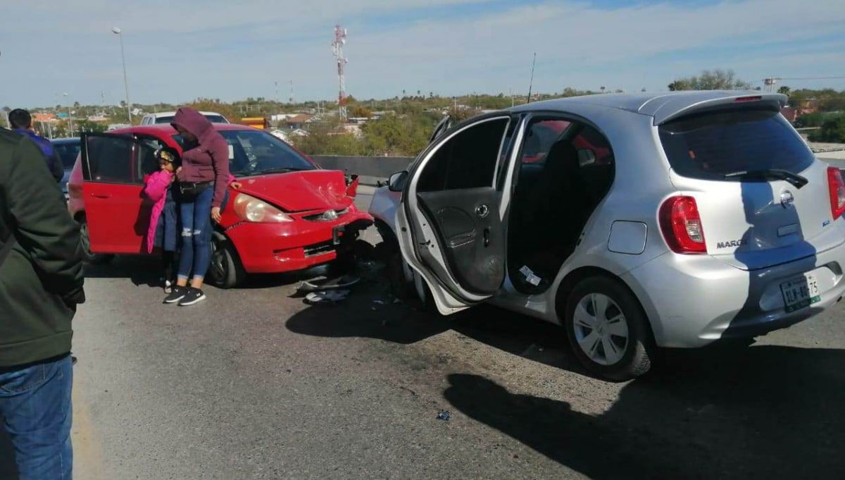 Choque en puente Mazatlán de Nuevo Laredo