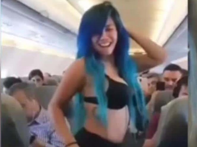 Luna Bella ‘perrea’ en topless durante vuelo a CDMX; se hace viral