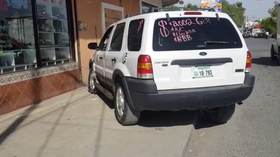Le fallan los frenos y se impacta contra banqueta