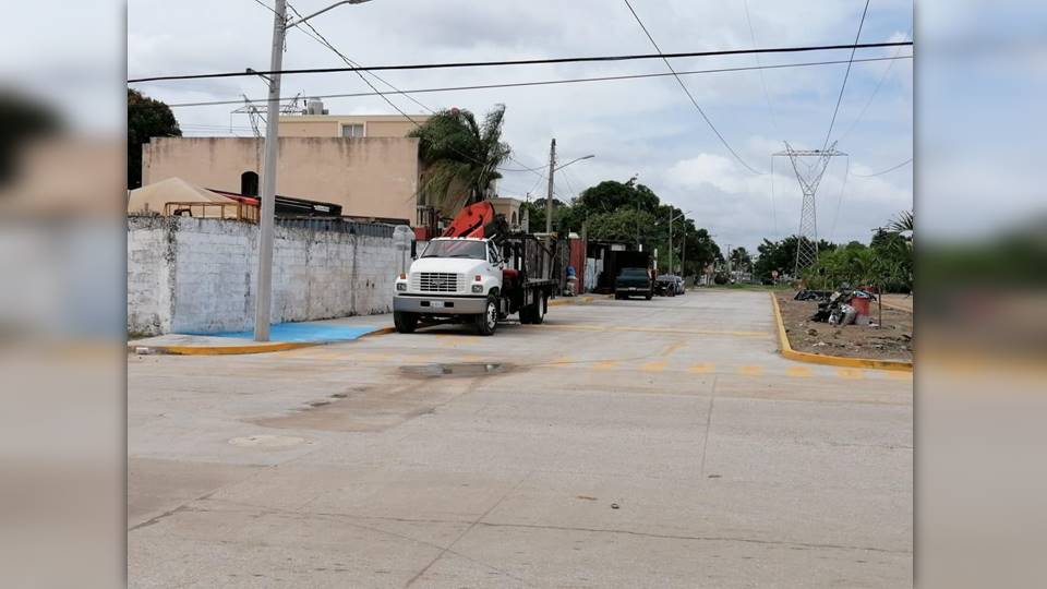 Compañía de grúas y maquinaria pesada daña calle recién inaugurada en Altamira