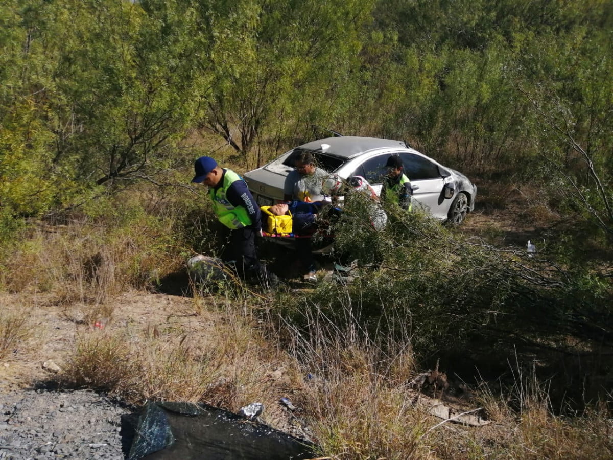 Mujer herida tras volcar en Bulevar Norponiente en Nuevo Laredo