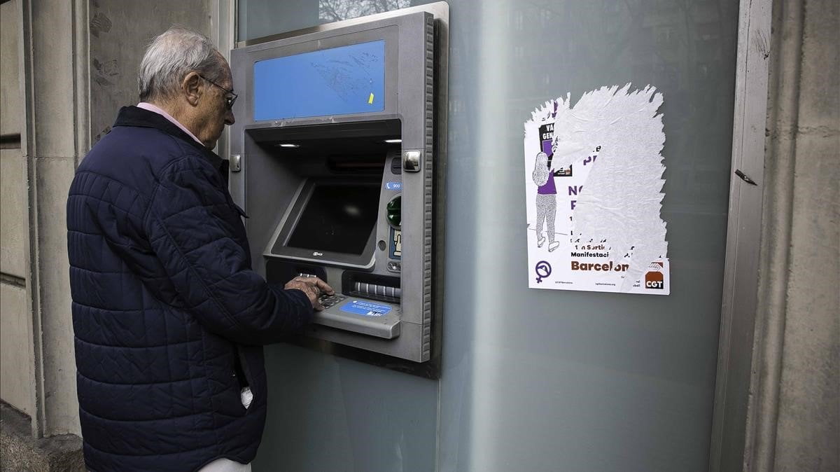 Abuelitos en cajeros automáticos, blanco fácil para delincuentes en esta temporada