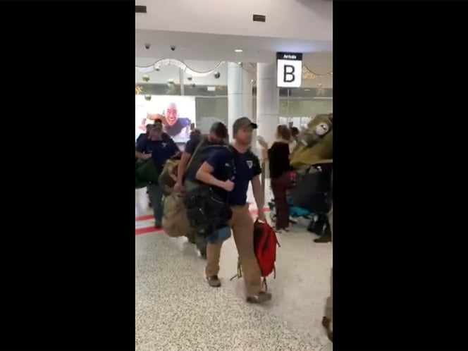 Reciben con aplausos a los bomberos de EU en Sydney