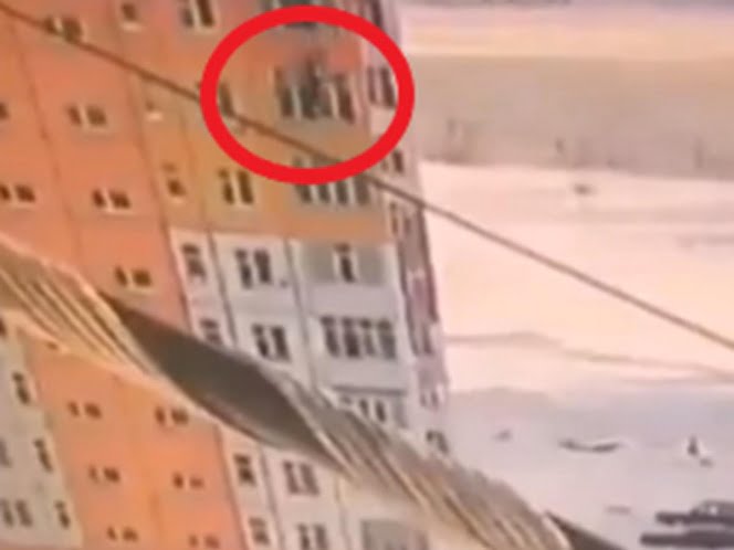 Mujer cae desde edificio y camina como si nada