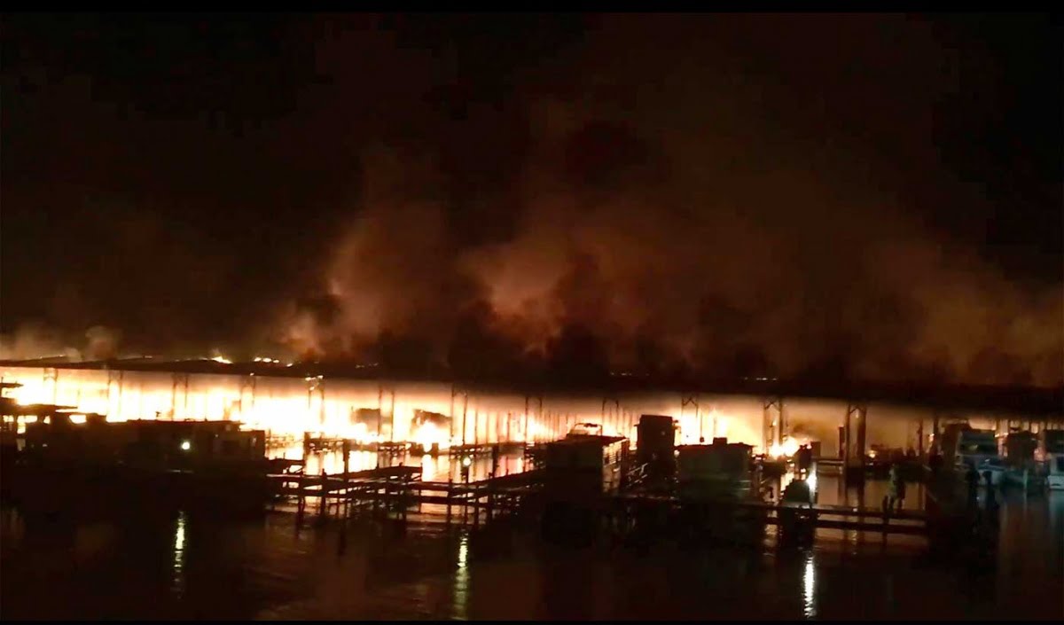 Incendio arrasa con puerto en EU; hay varios muertos