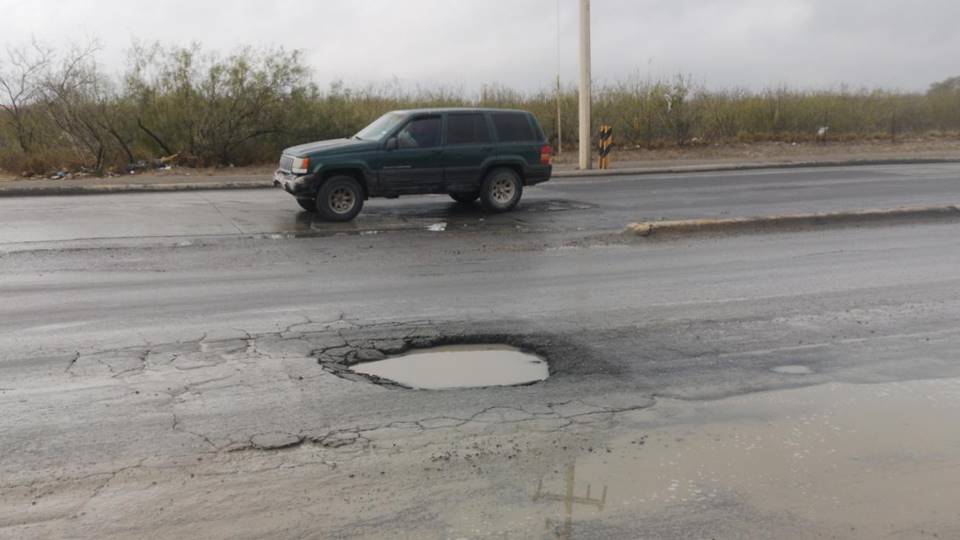 Afecta enorme bache a vecinos de la Guerreros del Sol y Reservas Territoriales en Nuevo Laredo