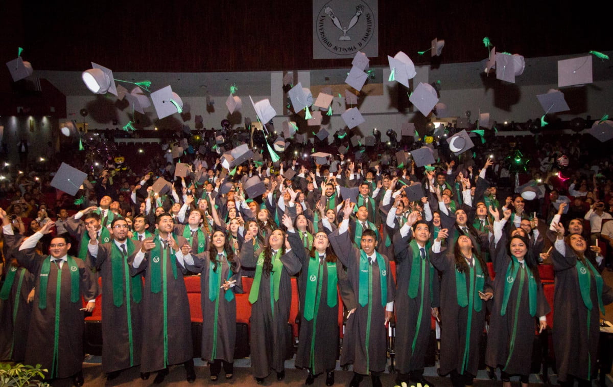 Entrega la UAT nueva generación de la Facultad de Comercio Victoria
