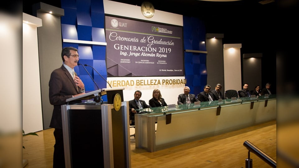 Entrega Rector constancias a egresados de la FIC-UAT