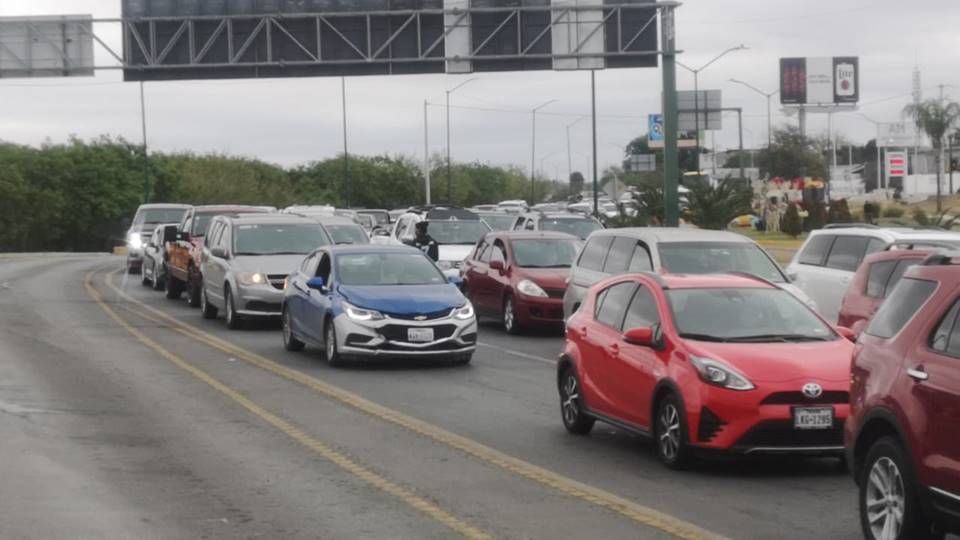 Paisanos hacen fila hasta por 16 horas para regresar a Estados Unidos por Nuevo Laredo