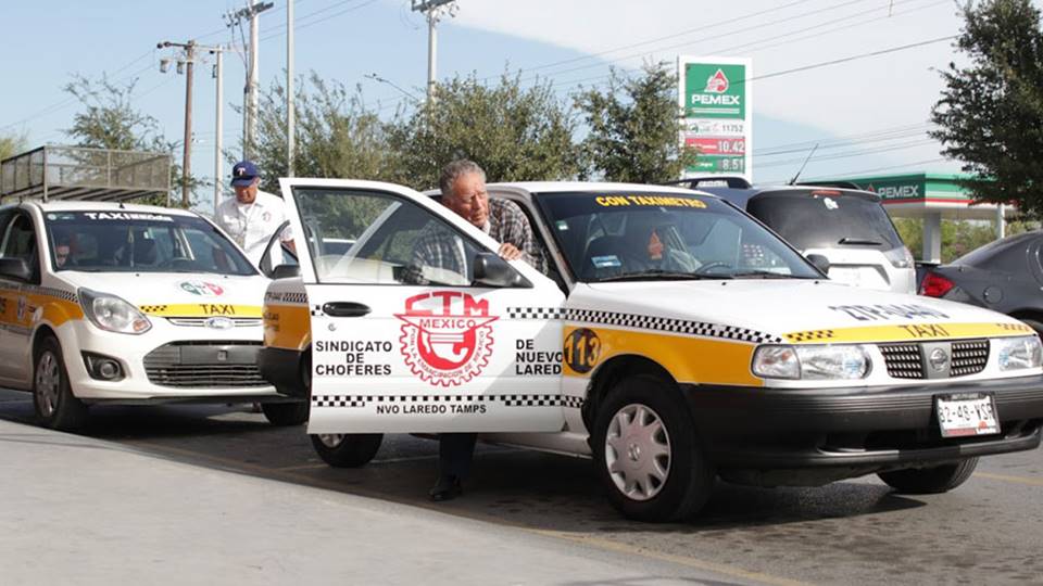 Taxistas fronterizos utilizan redes sociales para incrementar viajes