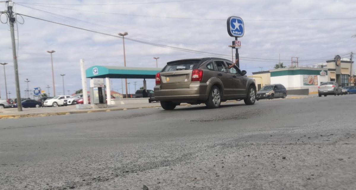 Alarma hundimiento de pavimento a vecinos de la Infonavit en Nuevo Laredo