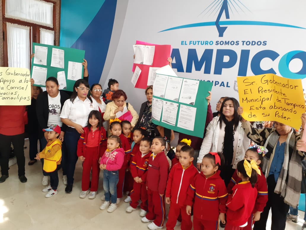 Madres de familia y maestros se manifiestan en sesión de cabildo por clausura de guardería