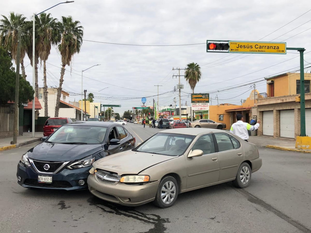 Aseguran tener luz verde y chocan