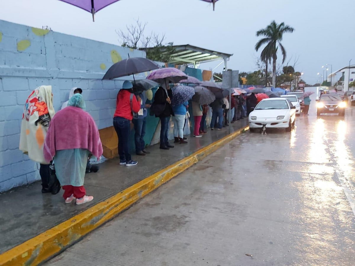 Con frío y lluvias, padres de familia acampan afuera de secundaria en Altamira para conseguir una ficha