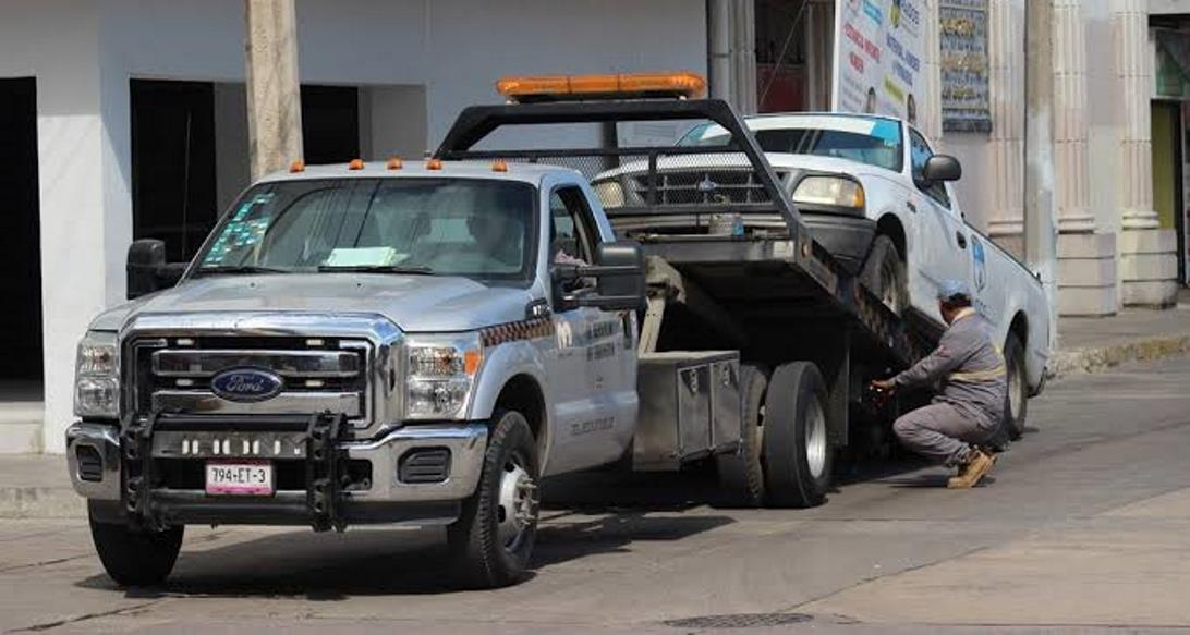 Multan a conductores que se estacionan en doble o triple fila en el centro de Altamira